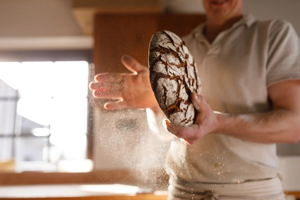 Cuisiner un pain fait main avec peu d'équipement
